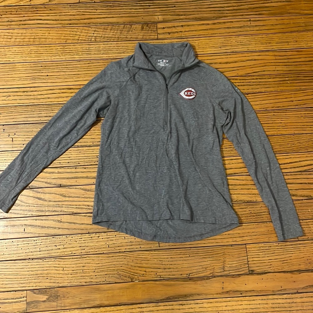 Under Armour Long Sleeve Grey Shirt. Cincinnati Reds Theme. Size Medium.